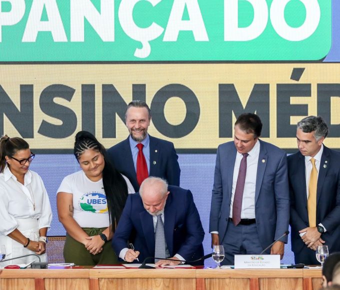 Educacao Vencedora O Papel Crucial da Sociedade