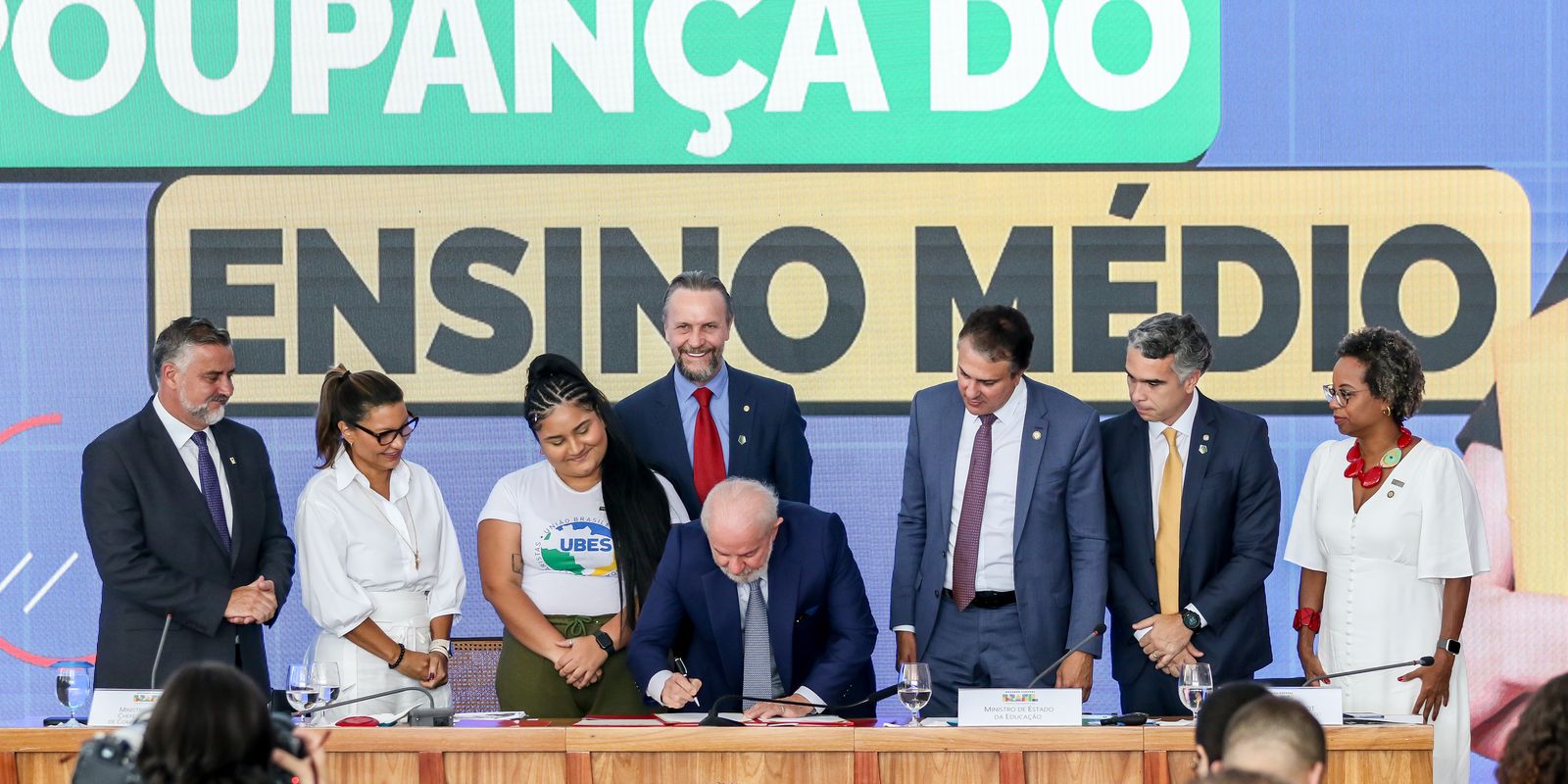 Educacao Vencedora O Papel Crucial da Sociedade