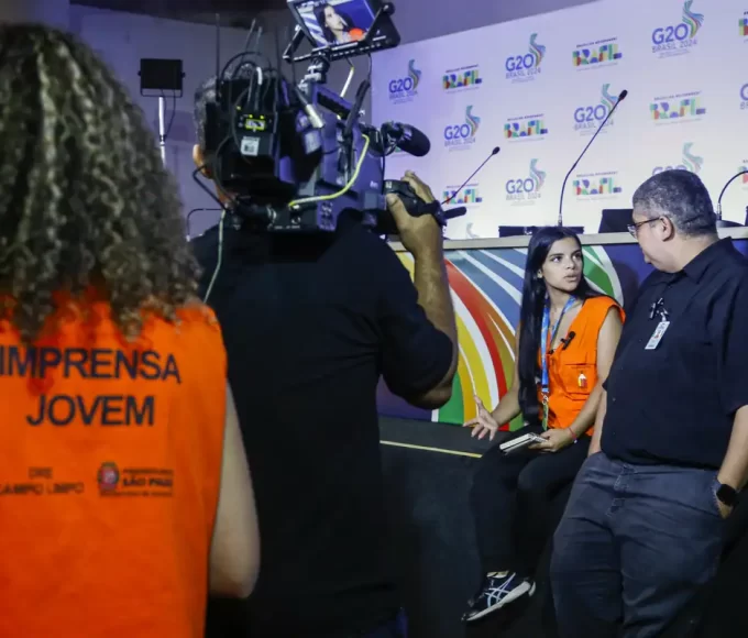 Estudantes de escolas publicas cobrem G20 de forma jornalistica