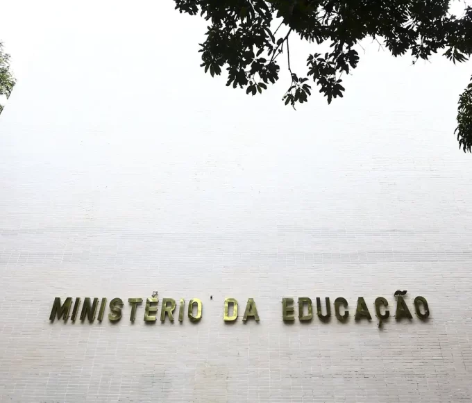 Governo planeja repasse de R 372 mi do salario educacao em