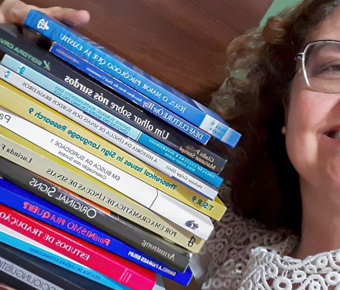 Surda apresenta tese em Libras e inspira na UFRJ