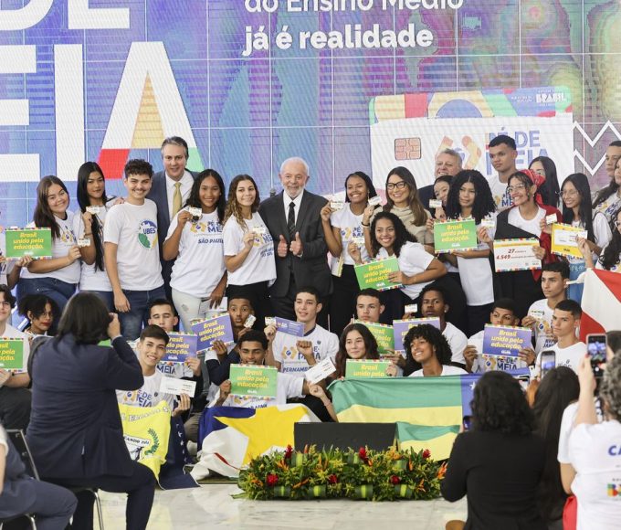 Brasil Lula aponta divida eterna com a educacao