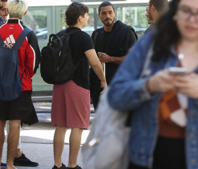 Quase 10 milhoes de jovens sem educacao basica fora das