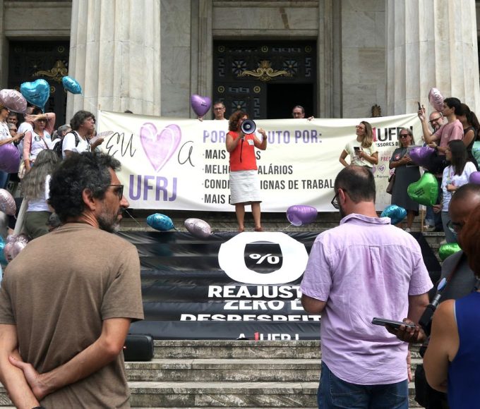 Professores da UFRJ reivindicam aumento salarial e mais investimentos