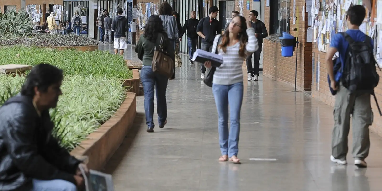 Professores da UnB aprovam greve em 15 de abril