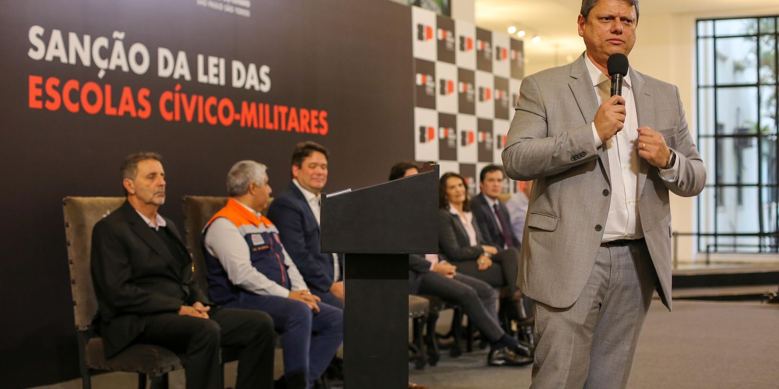 Lei sancionada por Tarcisio institui escolas civico militares em SP