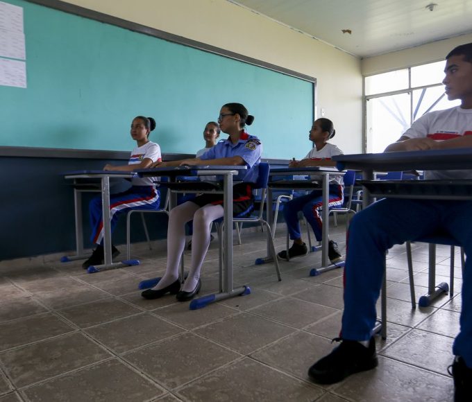 Gastos limitados e nova legislacao afetam objetivos do PNE alerta