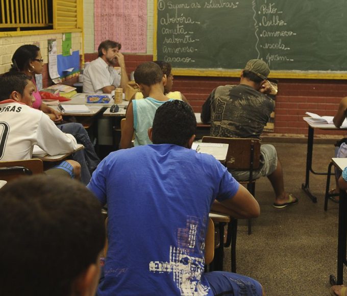 Programa noturno do MEC apoia escolas publicas com aulas extras
