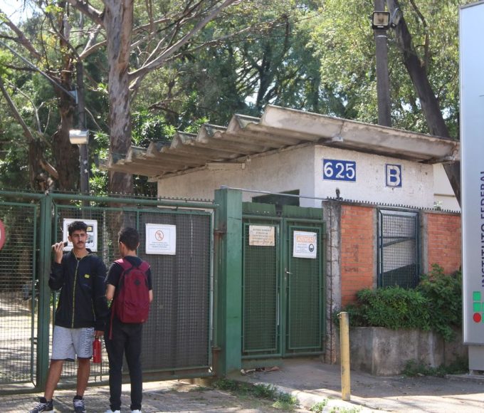 Solicitacao de R1 bilhao para alimentacao de estudantes pelos institutos