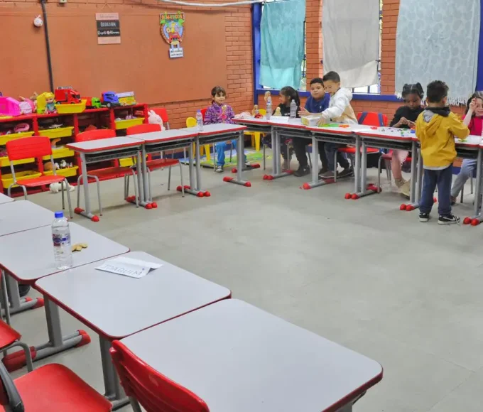 Escolas de Porto Alegre voltam as aulas apos enchente