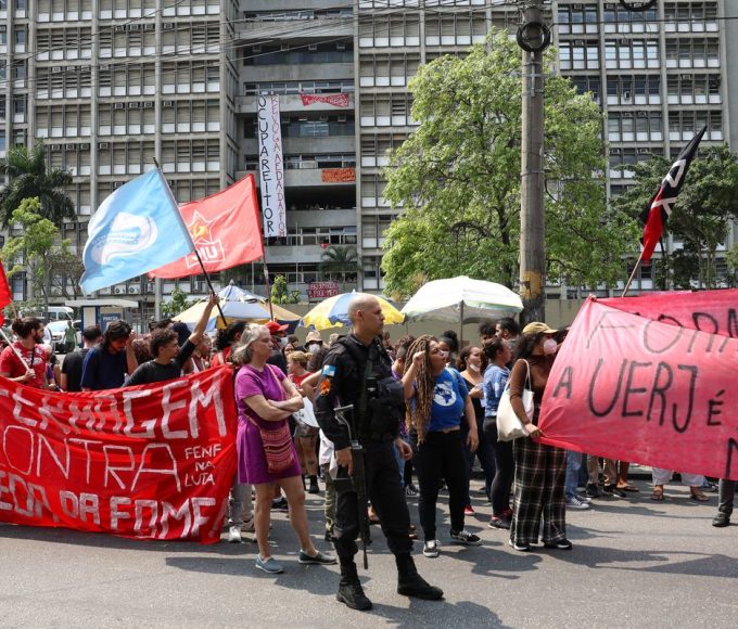 Decisao judicial autoriza uso da forca e multa na ocupacao