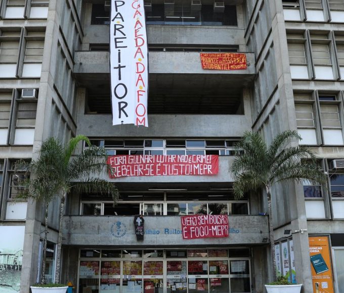 Deputado Glauber Braga detido em desocupacao na UERJ