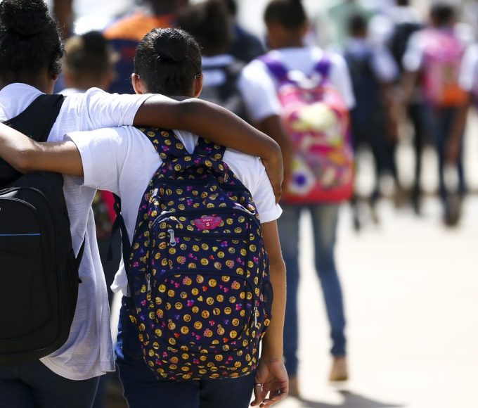 Estrategias para aprimorar a educacao na adolescencia no Brasil