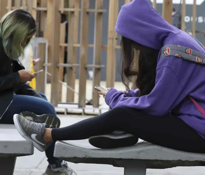 Limitar celulares nas escolas recebe elogios de educadores