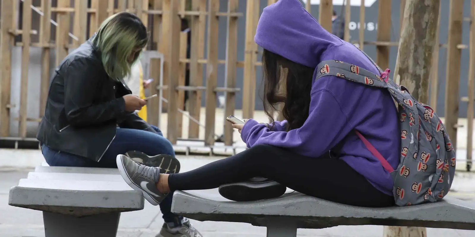 Celular na sala de aula desafia professores, afirmam estudos 5 Limitar celulares nas escolas recebe elogios de educadores