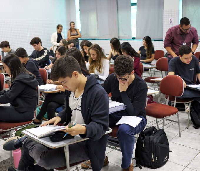 Mulheres dominam inscrições no Enem 2024: entenda por quê! 9 Mulheres dominam inscricoes no Enem 2024 entenda por que