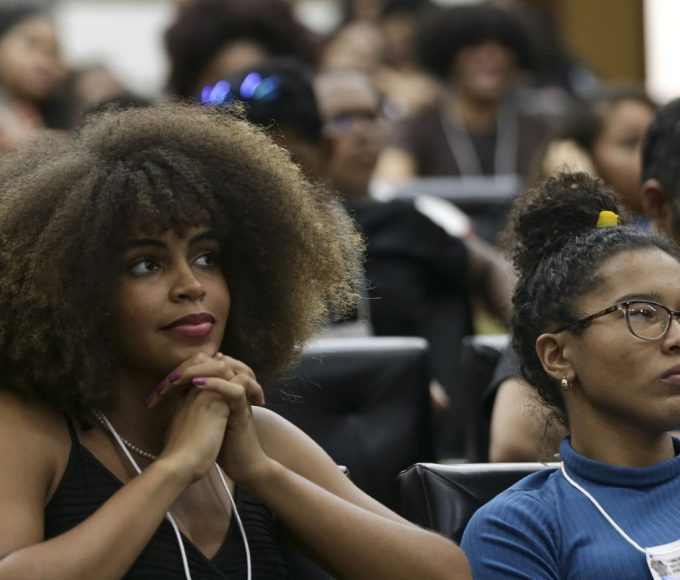 Numero recorde quase 10 milhoes de universitarios em nove anos