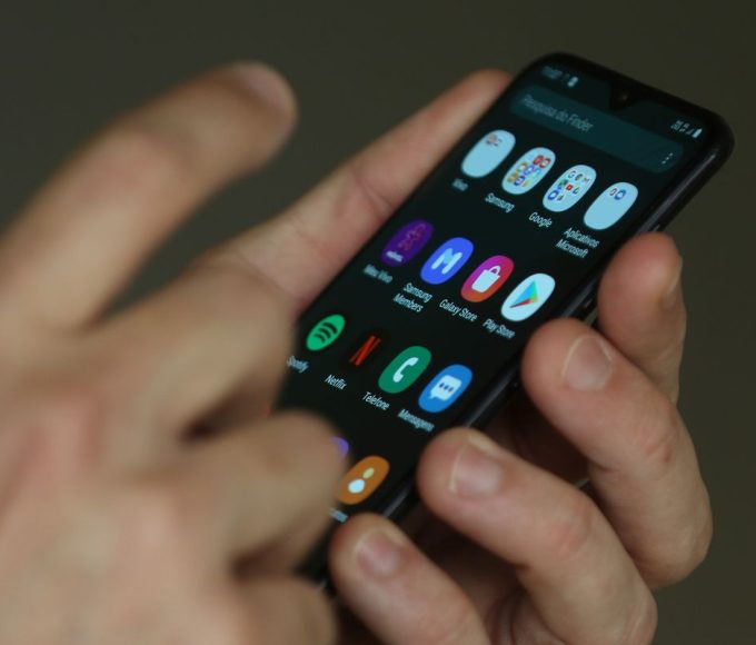 Pesquisa revela maioria a favor de proibir celulares em escolas