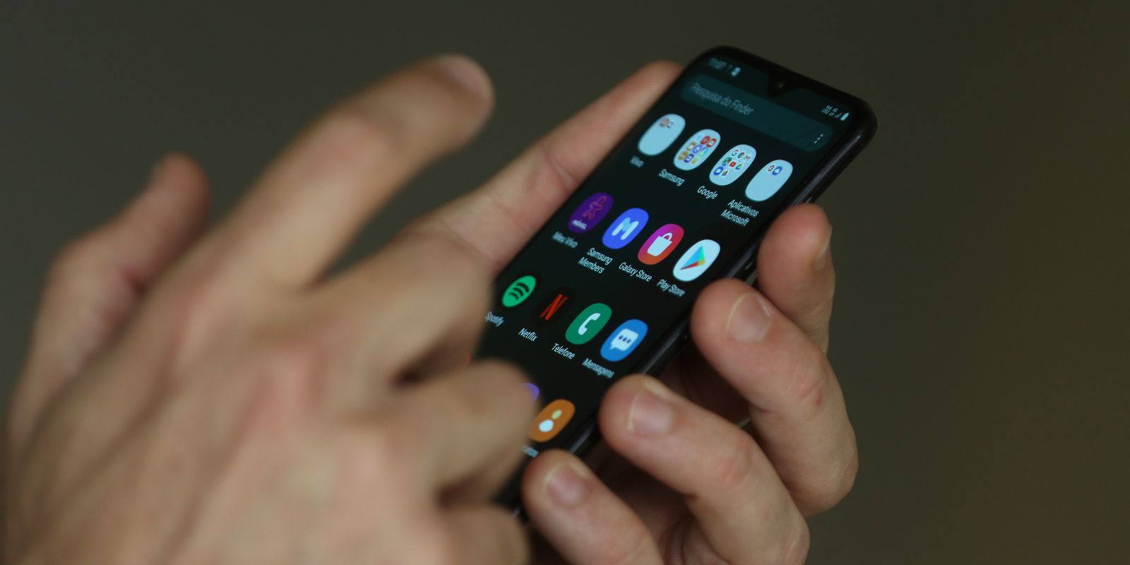 Pesquisa revela maioria a favor de proibir celulares em escolas